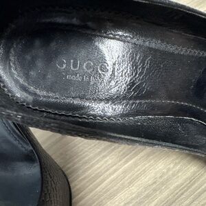 Crocodile embossed black leather Gucci pump